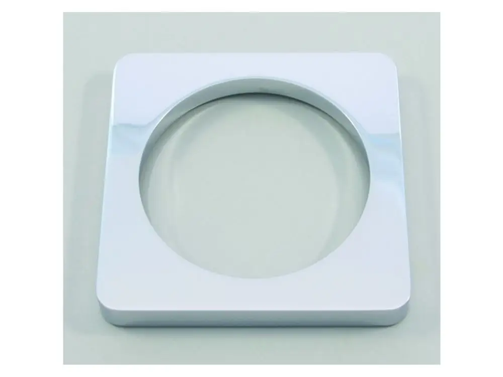 Eckiger, glänzender Rahmen mit kreisförmigem Ausschnitt, geeignet für Installationen. Ideal Standard Produkt, modernes Design, einfache Integration in verschiedene Umgebungen.